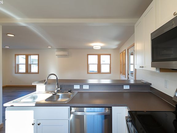 4th image of Echo St