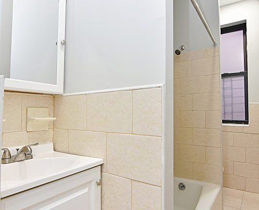 5th image of 2546 7th Ave APT 19
