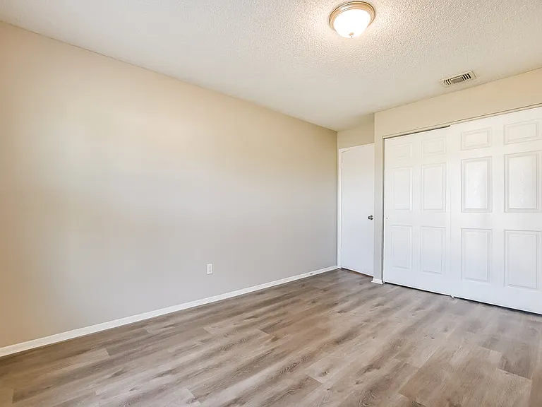 520 Elmwood Ct — Photo 12