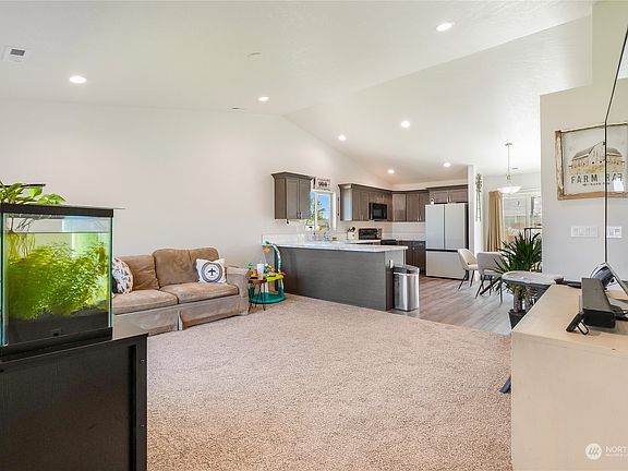 4th image of 915 W Pine Drive