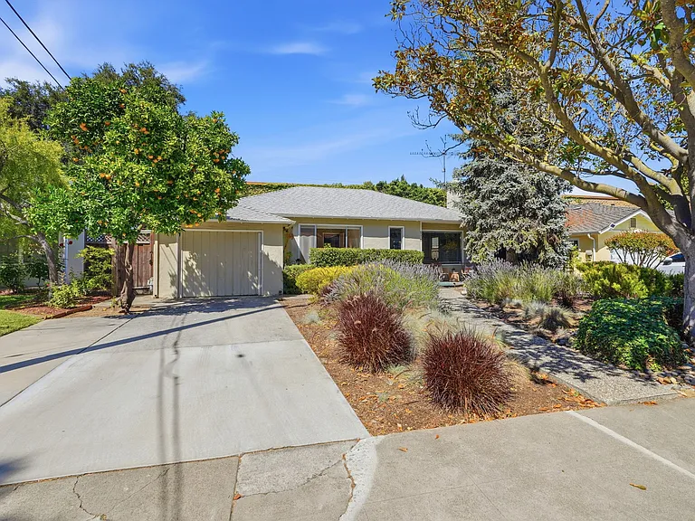570 Kenwood Dr — Photo 1
