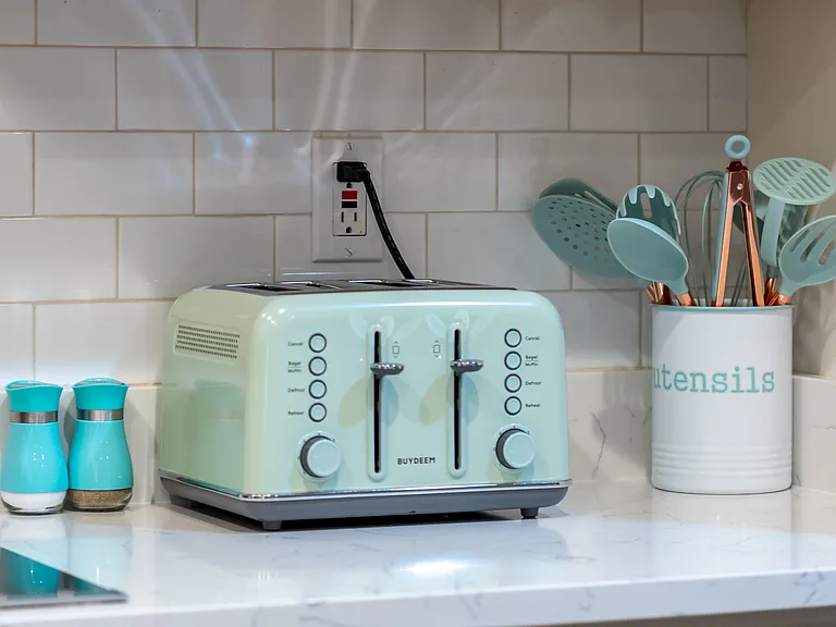 Start your mornings right with our premium 4-slice Buydeem toaster_perfect for handling bagels, muffins, and quick breakfasts for the whole family