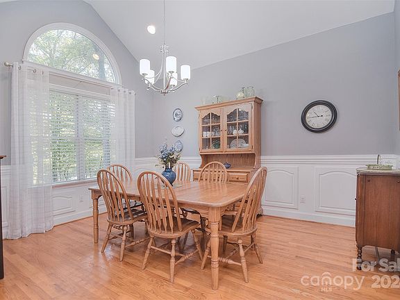 5th image of 625 Southwinds Ct