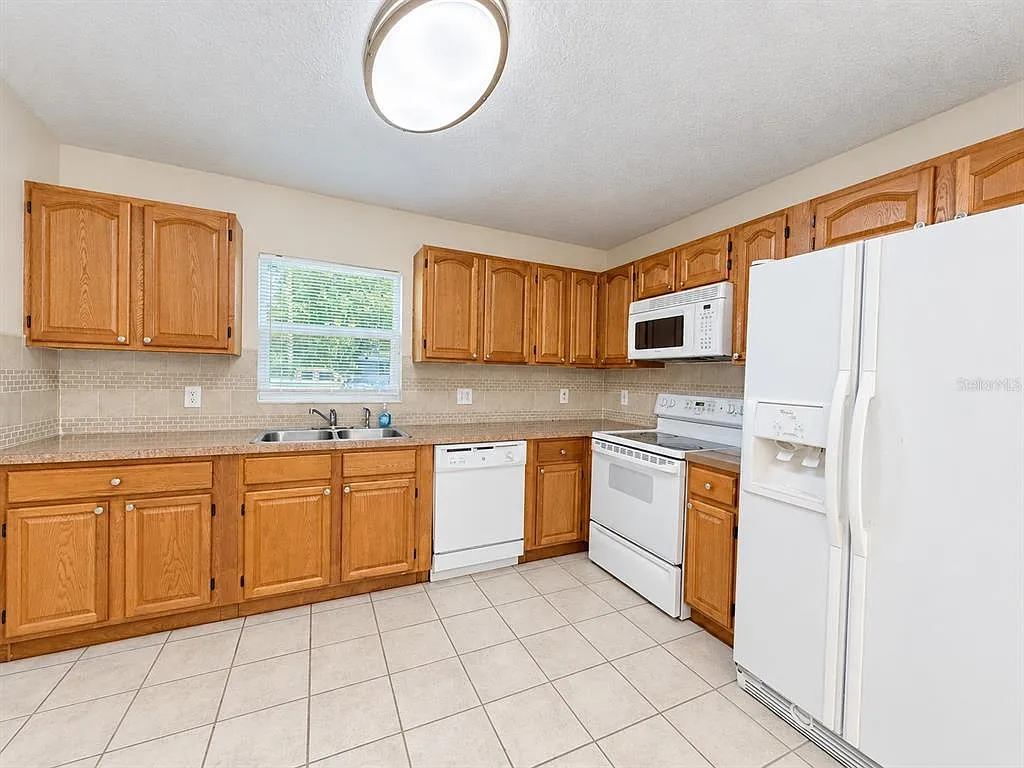 3 bed, 2.0 bath, 1200 sqft, $1,950 — Photo 3