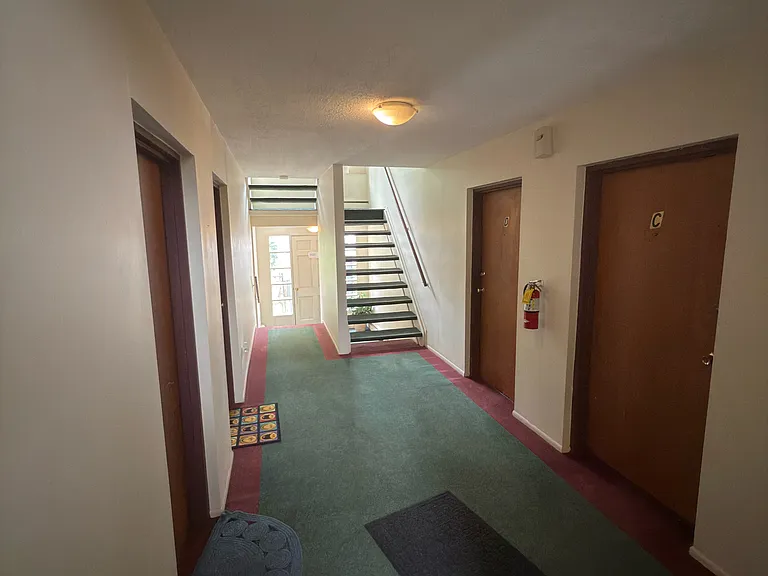 525 E Woodland St #C — Photo 11