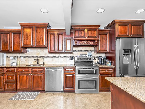 4th image of 37 W Zoranne Dr