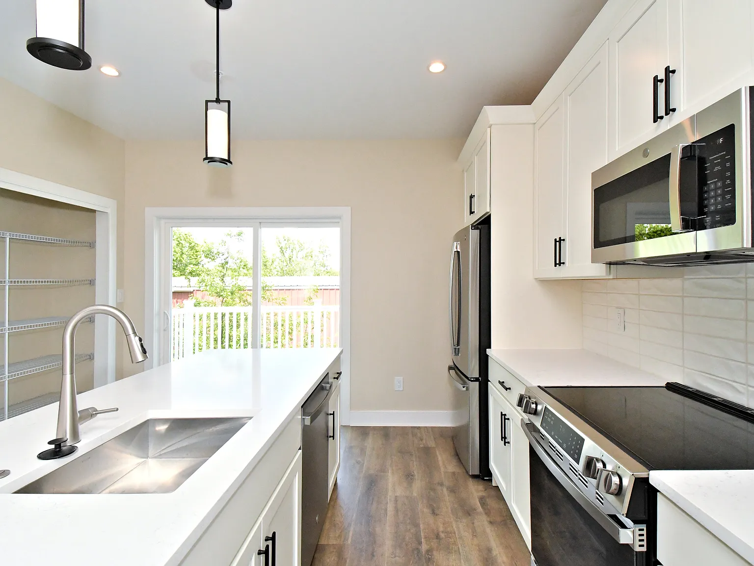 4 bed, 2033 sqft, $3,295 — Photo 3
