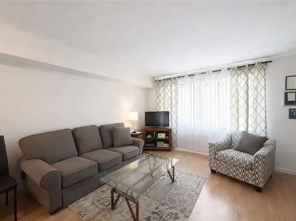 21 Richmond Ct, Staten Island, NY 10303