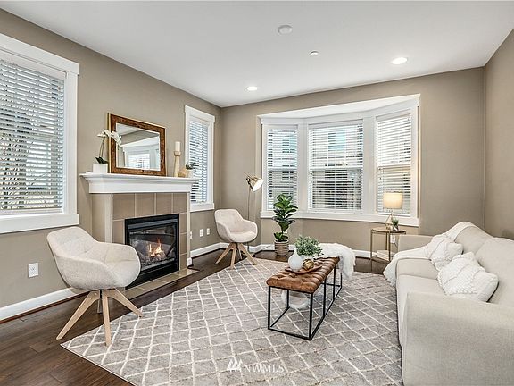 2nd image of 1045 10th Avenue NE