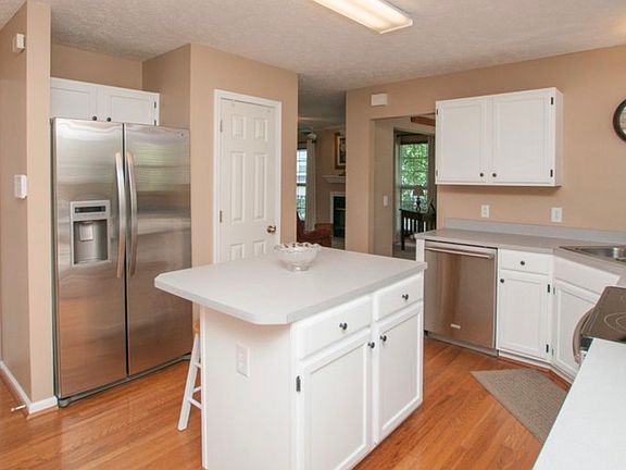 4th image of 612 Sweetwater Cir