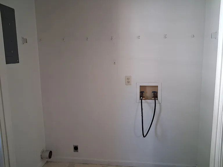 1006 N Elm St — Photo 5