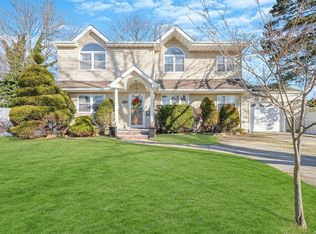 9 Virginia Pl, Valley Stream, NY 11581