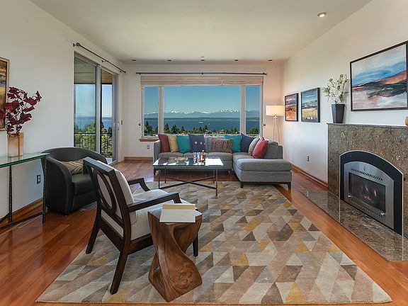 Living room w/gas fireplace.