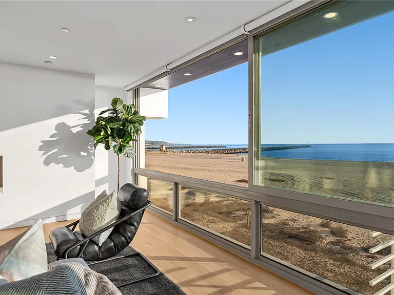 2144 E Oceanfront — Photo 18