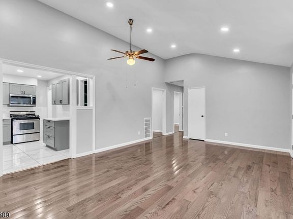 4th image of 418 Harrison Ave