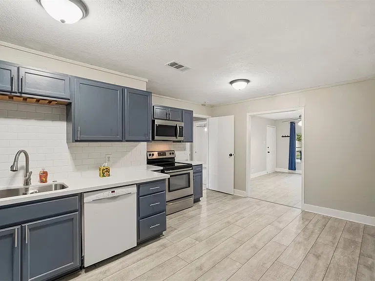 406 Gresham St — Photo 16