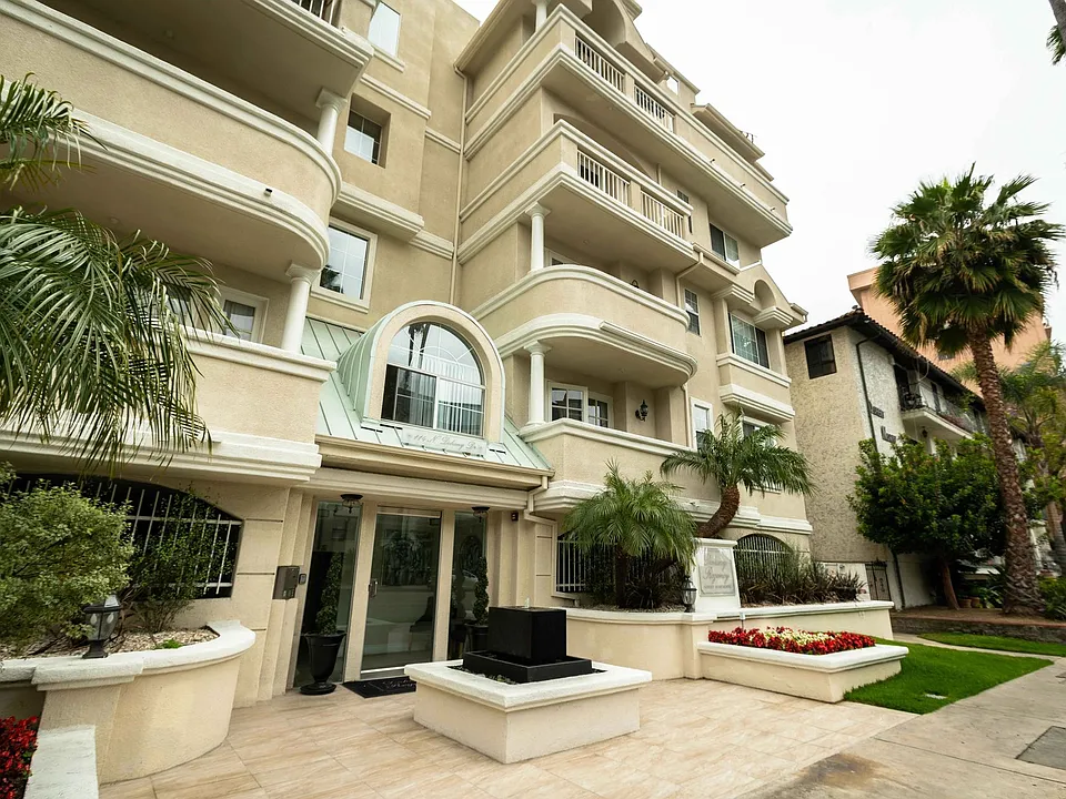 114 North Doheny Drive
