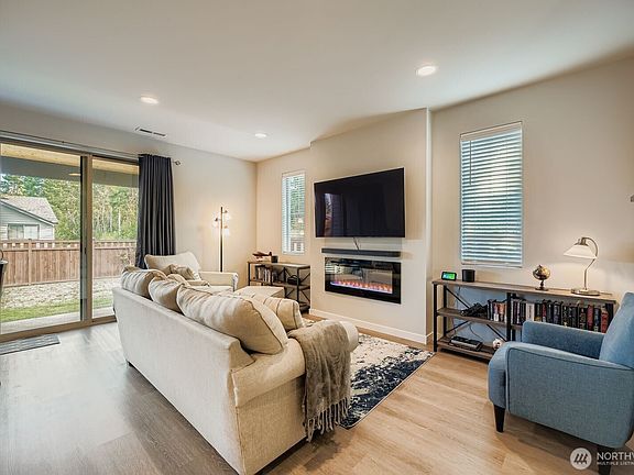 3rd image of 13009 193rd Avenue E