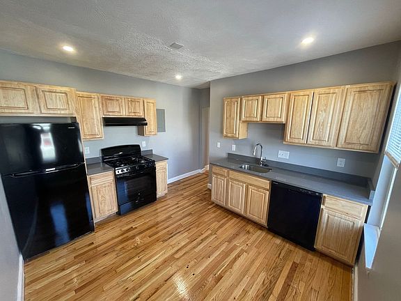3rd image of 33 W Tremlett St APT 1