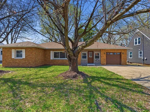 2422 Court St, Pekin, IL 61554