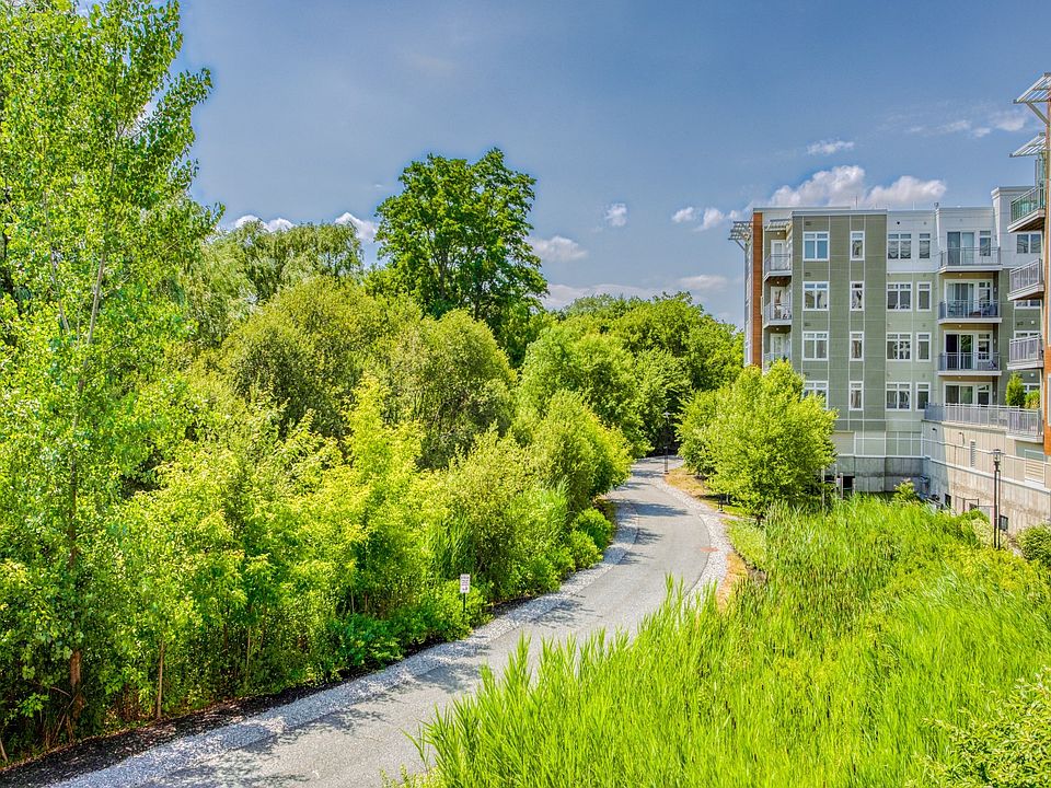 Find yourself amidst natural surroundings, while still a stone's throw away from all the activity in Boston and Cambridge