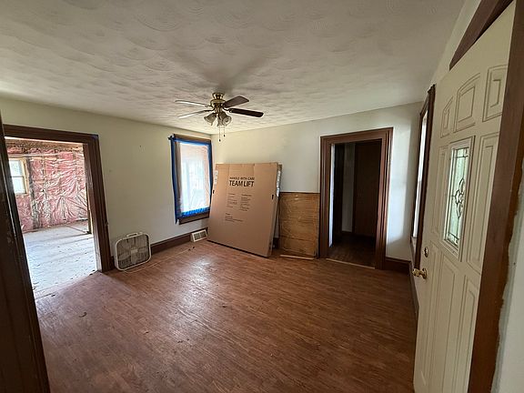 4th image of 124 S Elm St