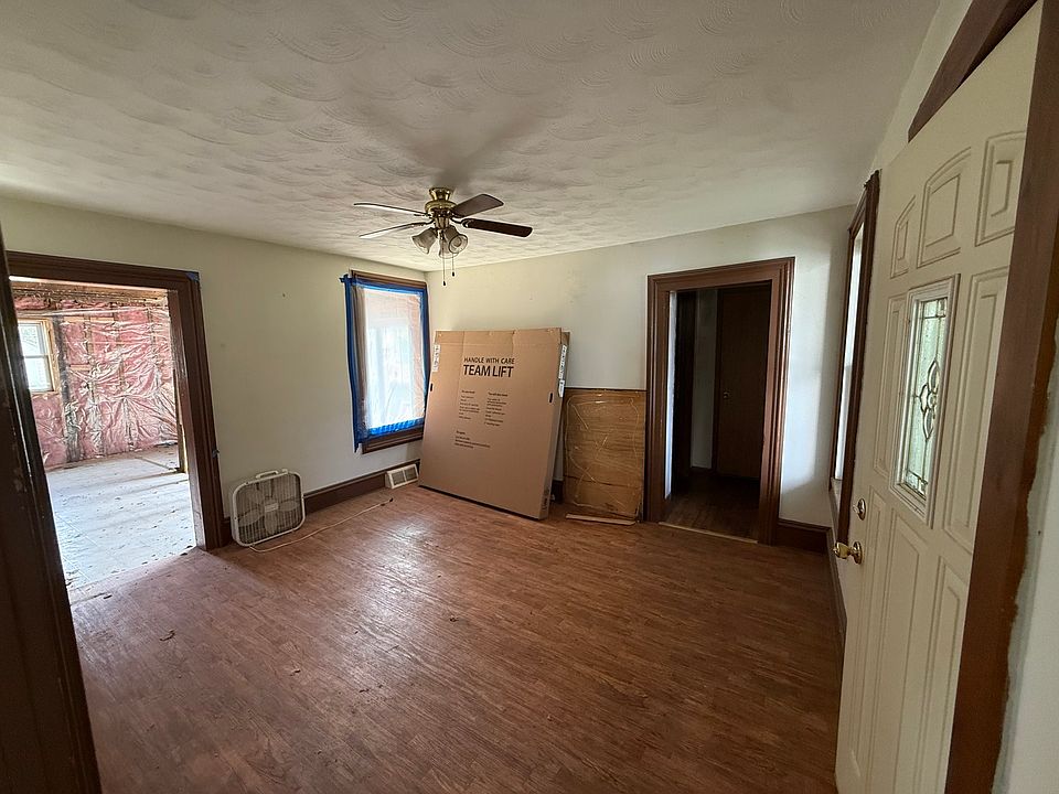 4th image of 124 S Elm St