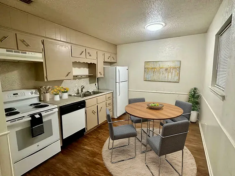 South Castle Apartments — Photo 41