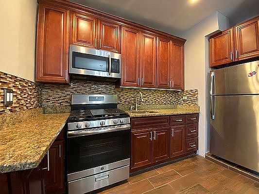 4th image of 61-20 Laurel Hill Blvd Floor 1