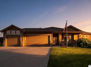 19479 Willow Cir, Gretna, NE 68028