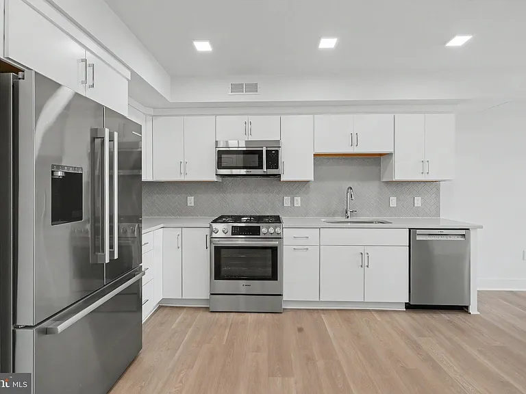 701 N Henry St #213 — Photo 26