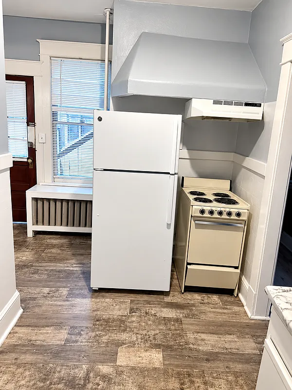 921 Park Ave — Photo 3