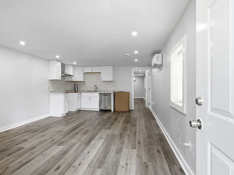 2336 Clifton Ave — Photo 5