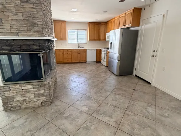 1570 Goodwin Dr, Vista, CA 92084