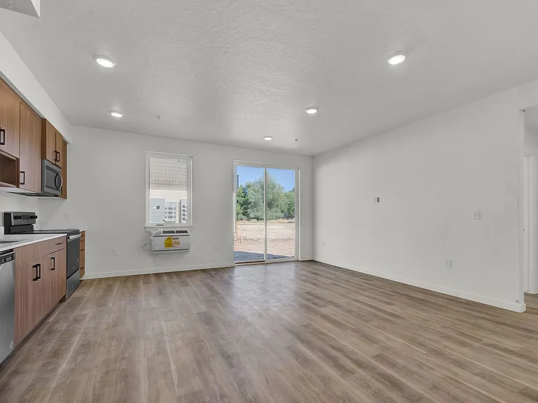 Veazey Park Apartments — Photo 36