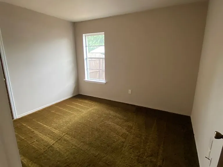 300 E Knoxville St — Photo 4