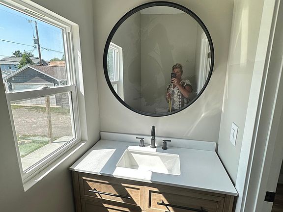 2nd image of 823 Lincoln St #823