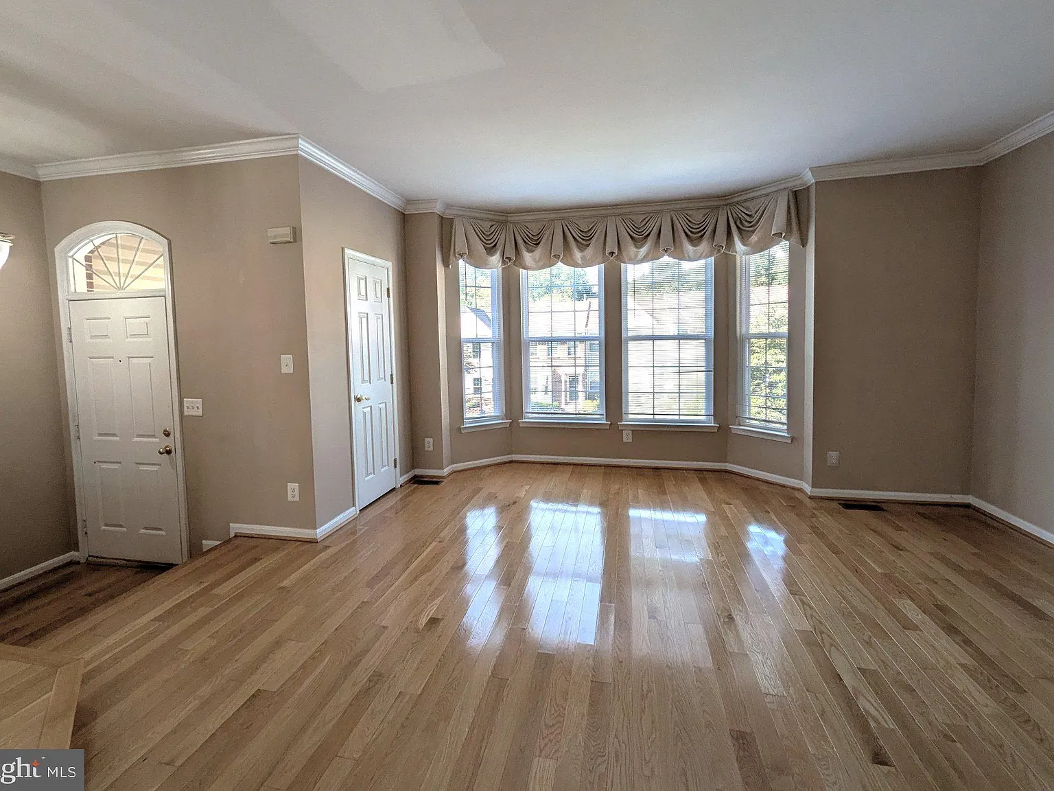 3 bed, 4.0 bath, 1865 sqft, $3,600 — Photo 3