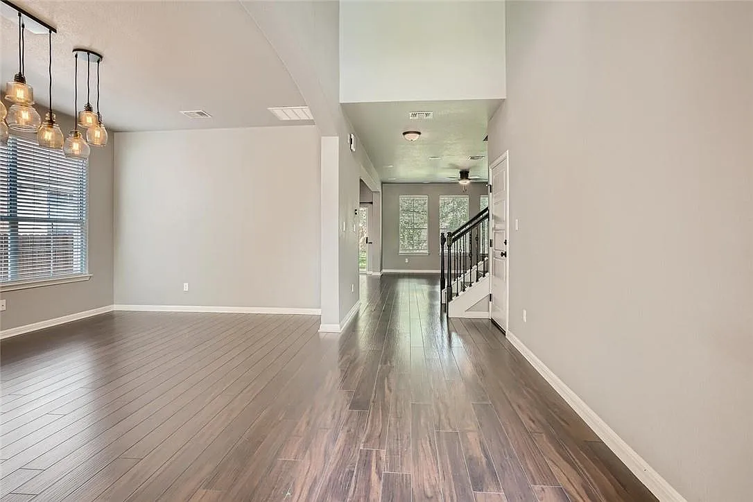 5 bed, 2.5 bath, 2801 sqft, $3,200 — Photo 3