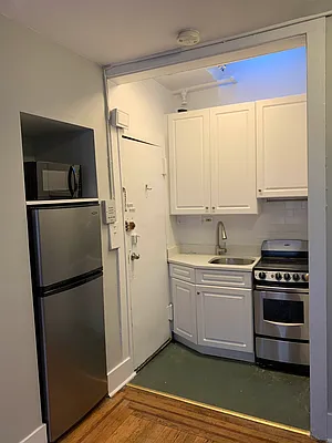 Rented by Salon Realty Corp | media 11