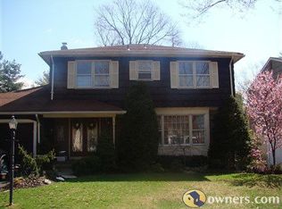6 Stonegate Dr, Metuchen, NJ 08840
