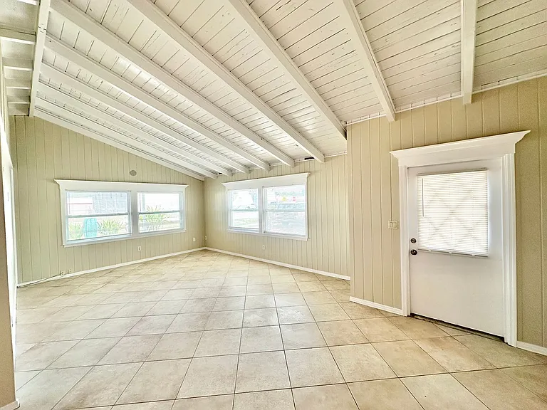 3140 Caledonia Ave — Photo 5
