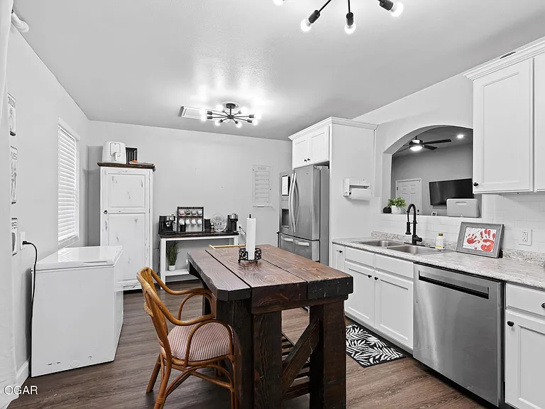 711 W Broadway St — Photo 15