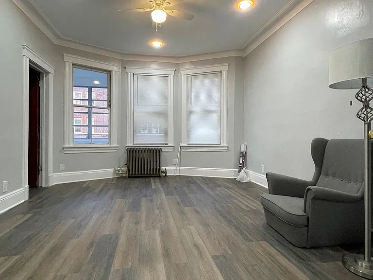 101 Romaine Ave — Photo 9