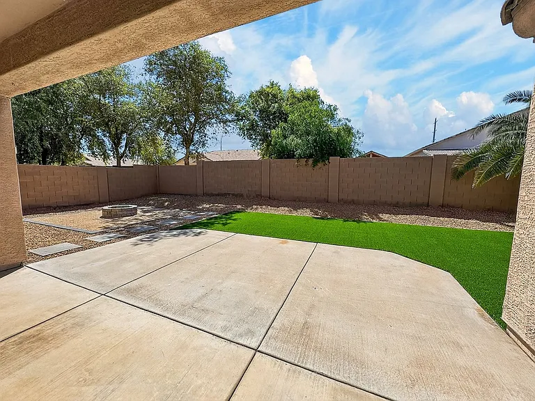 2421 W Ellis St — Photo 50