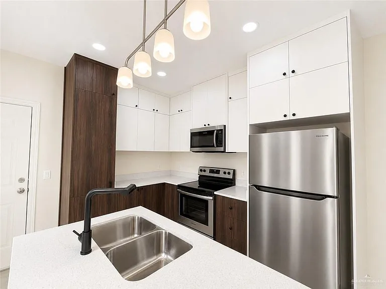 408 N Alexandrite Ave #1 — Photo 3
