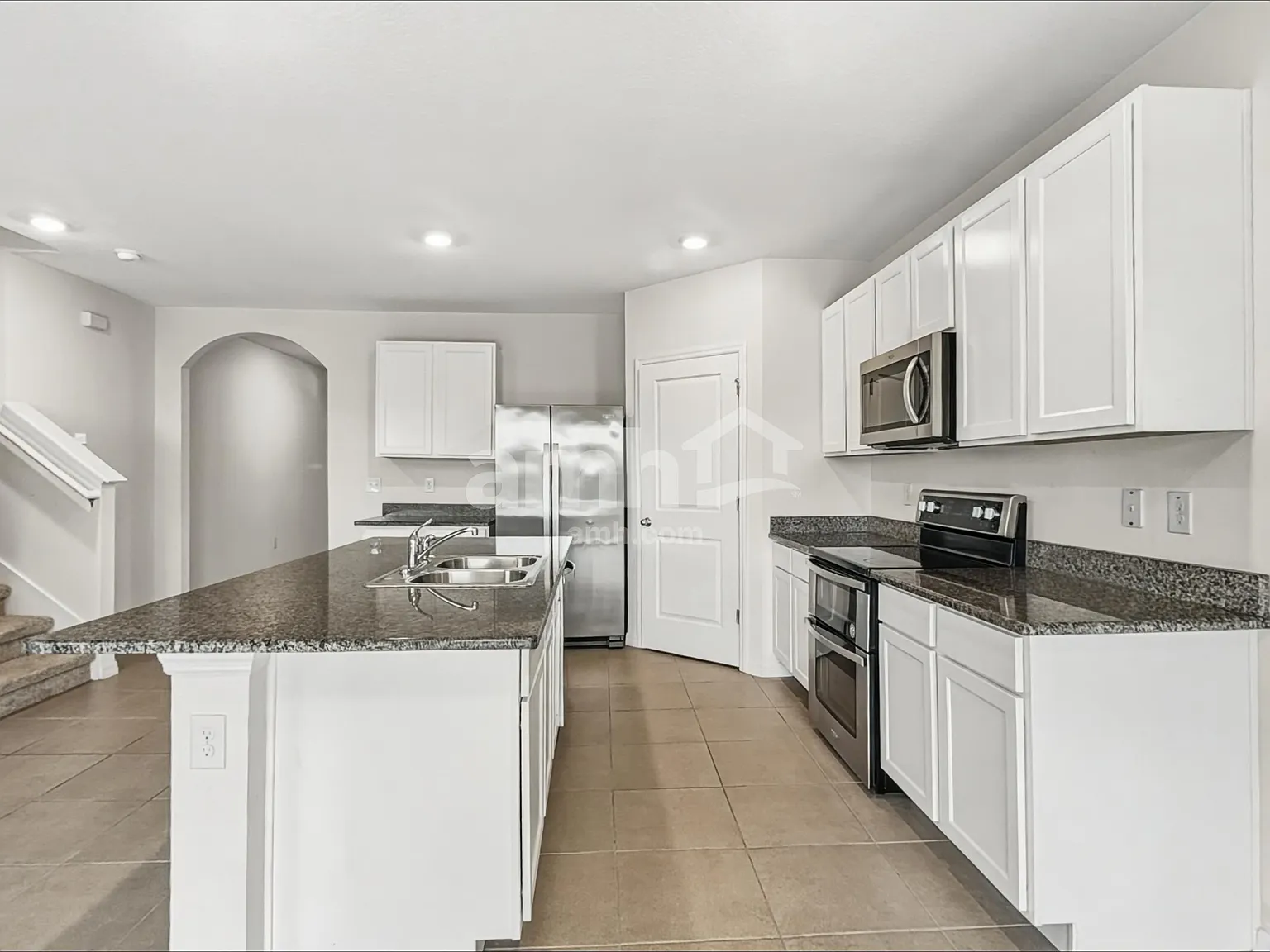 5 bed, 3.0 bath, 2601 sqft, $2,995 — Photo 4