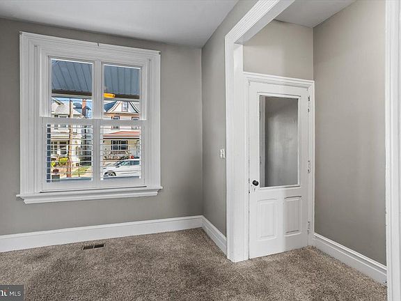 5th image of 212 Chestnut St