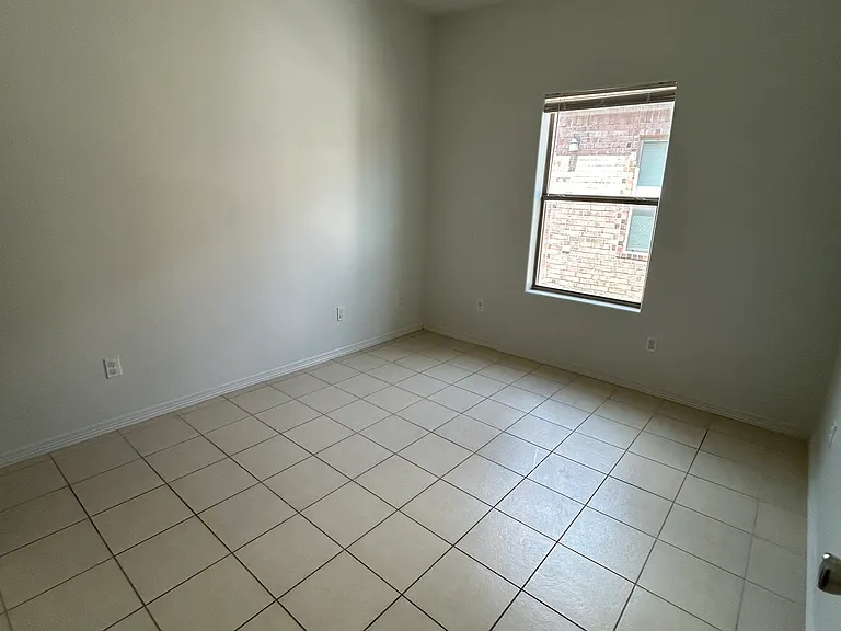 3005 E Diamondhead Ave #4 — Photo 4