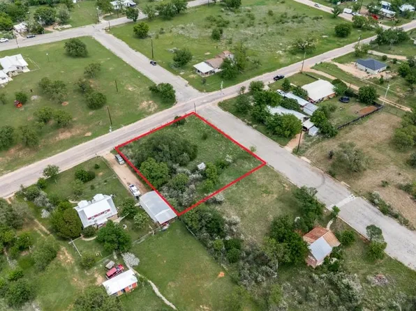 501 Vernon Avenue, Llano, TX 78643